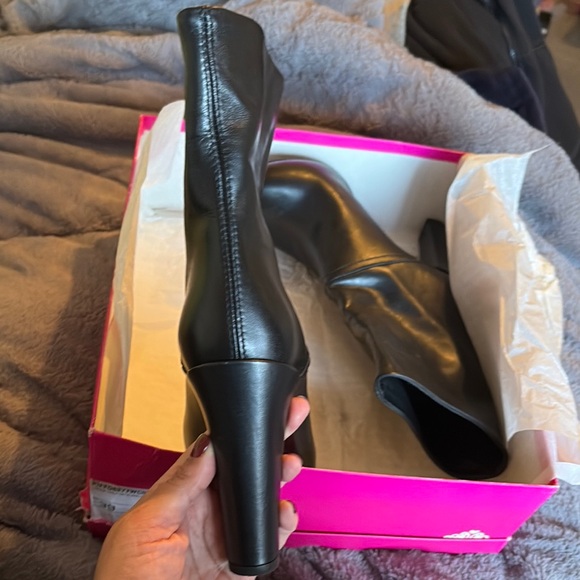 Elegant Black Leather Ankle Boots - Picture 4 of 5